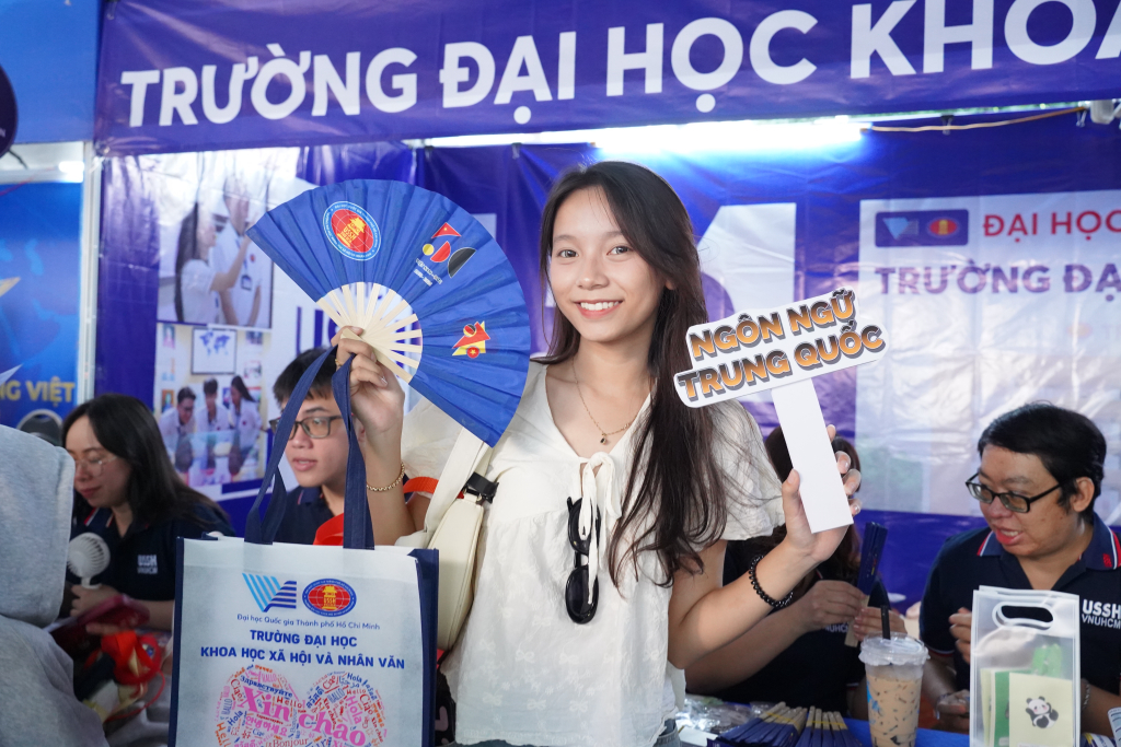 Các khối ngành ngôn ngữ được các bạn học sinh quan tâm  - Ảnh: HẠNH NGUYÊN