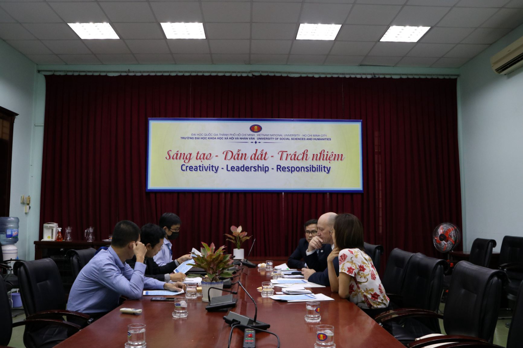 Toàn cảnh buổi làm việc giữa đại diện Tổng lãnh sự quán Hoa Kỳ và đại diện Trường - Ảnh: TƯỜNG VI