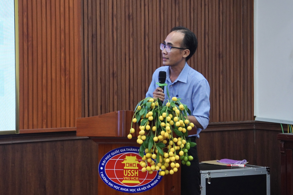 ThS. Dương Thành Thông, Phó Trưởng khoa Lịch sử, phát biểu về định hướng tái cấu trúc ngành Lịch sử theo hướng phát triển bền vững, chú trọng năng lực người học và tinh thần khai phóng - Ảnh: KHÁNH MY