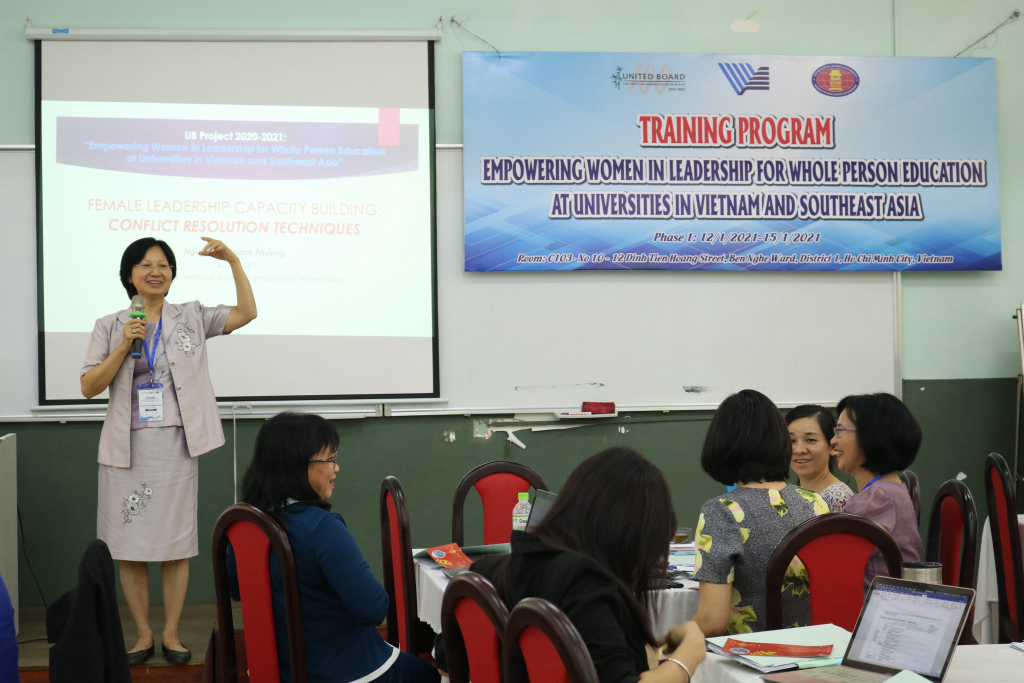 Phần thảo luận vấn đề giải quyết xung đột của diễn giả Nguyễn Thị Thanh Phượng nhận được sự tán đồng và phản biện. Ảnh: Trần Đào