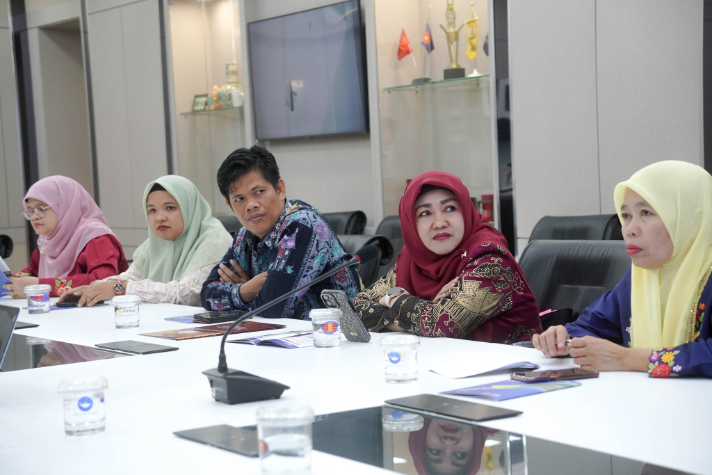 Đoàn đại biểu UIN Imam Bonjol Padang trao đổi về các chương trình đào tạo và cơ hội hợp tác với Trường ĐH KHXH&NV, ĐHQG-HCM - Ảnh: HUY MAI