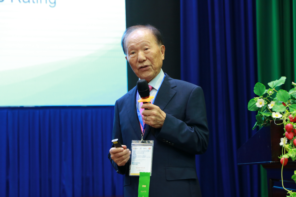GS.TS. Roger Yim Lee, Đại học Central Michigan, Chủ tịch Hiệp hội quốc tế về Máy tính và Khoa học thông tin (ACIS) phát biểu khai mạc Hội thảo – Ảnh: Phạm Trí