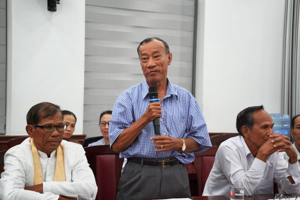 Ông Mai Văn Đức gửi lời chúc mừng đến PGS.TS Trương Văn Món và gia đình đã ra mắt bộ sách - Ảnh: THANH HẢI