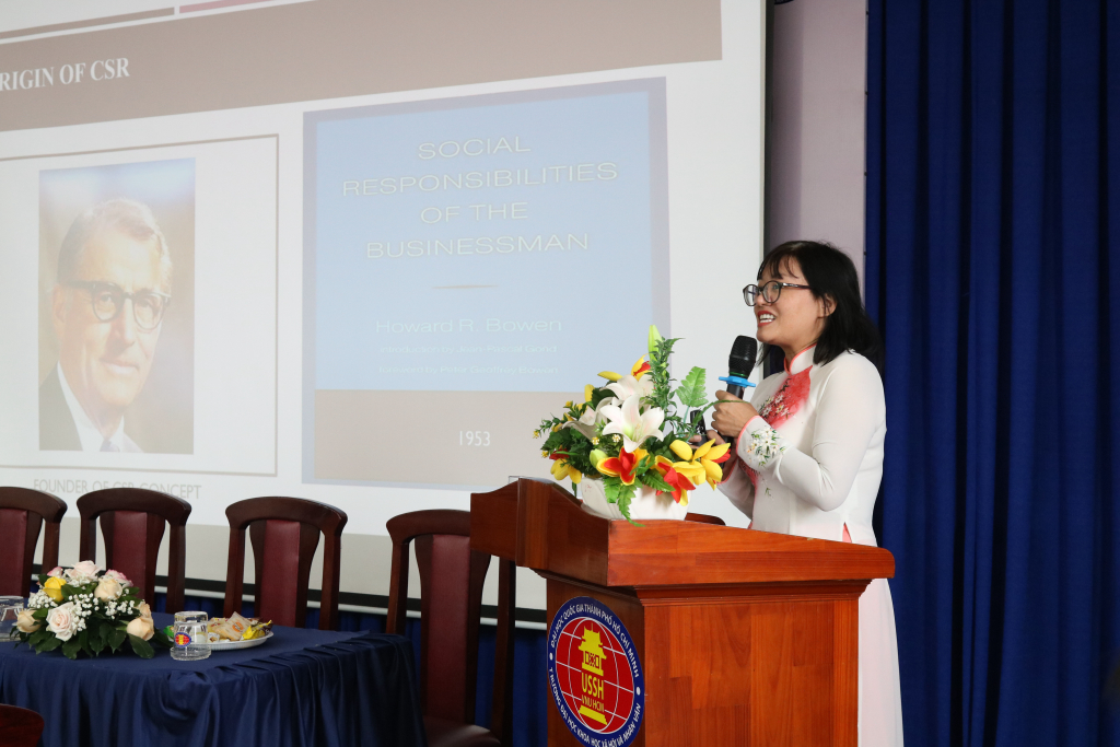 TS. Lê Thị Sinh Hiền - Trưởng bộ môn Ấn Độ học, Trường ĐH KHXH&NV, ĐHQG-HCM với báo cáo “Trách nhiệm xã hội của Tata Group: Một đóng góp trong văn hóa kinh doanh ở Châu Á” - Ảnh: Nhật Ánh 
