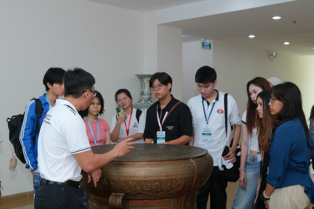 Các bạn sinh viên tìm hiểu các hiện vật trưng bày tại Bảo tàng Trường - Ảnh: TUẤN VỦ