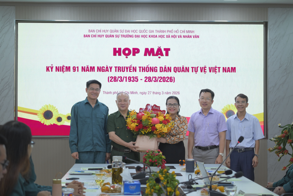 Đ/c Ngô Thị Phương Lan trao hoa chúc mừng cho Lực lượng tự vệ Trường - Ảnh: NHƯ Ý