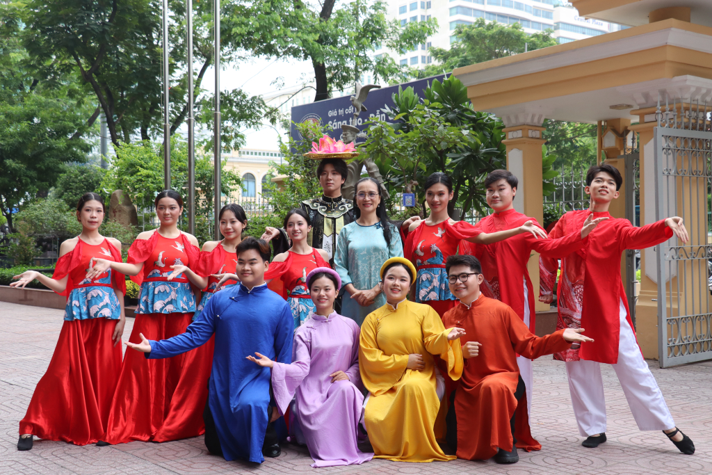 TS. Trần Thị Thảo chụp ảnh lưu niệm cùng đội văn nghê sinh viên Nhân học AMC - Ảnh: MỸ HƯỜNG