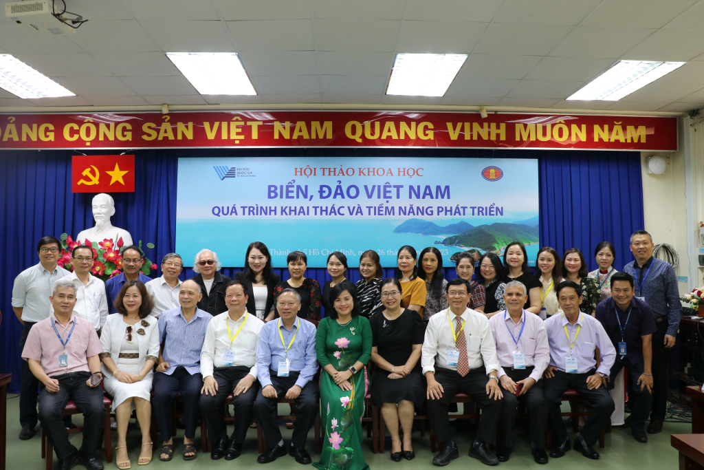 Đại biểu chụp hình lưu niệm tại Hội thảo 