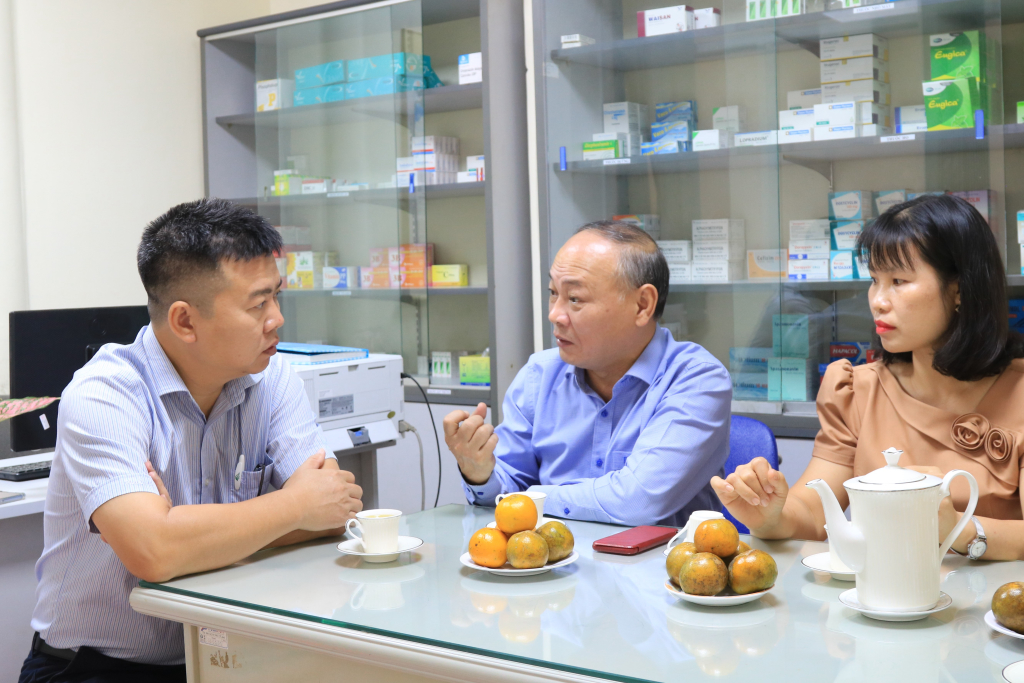 Đại diện BGH và các thầy cô có những trao đổi về hoạt động của Y tế Trường thời gian vừa qua - Ảnh: Thu Hương 
