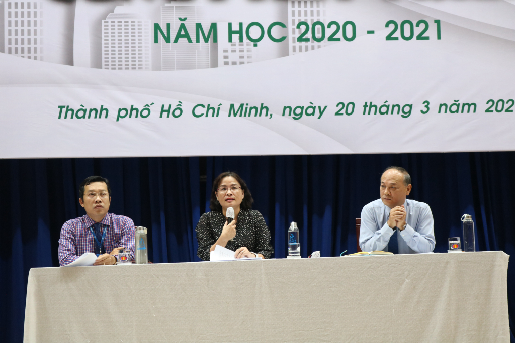 Ban chủ tọa tiếp nhận và giải đáp thắc mắt cho sinh viên. Ảnh: Trần Đào