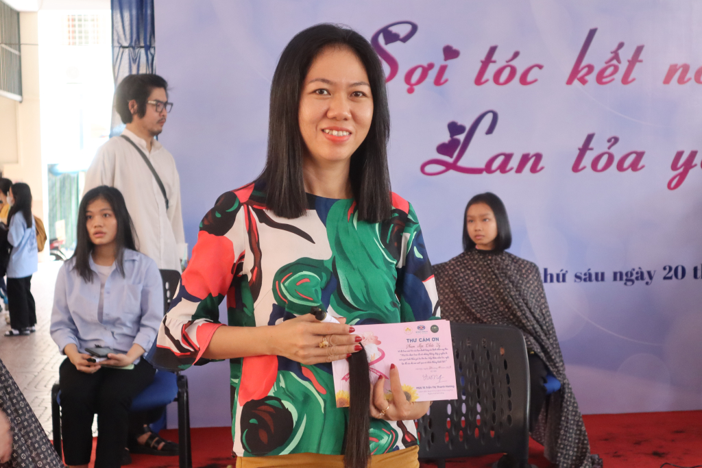  Cô Trần Thị Hồng Diễm đã di chuyển một quãng đường xa từ Long An đến TP.HCM để tham gia hiến, tặng tóc tại chương trình - Ảnh: Phương Khanh 