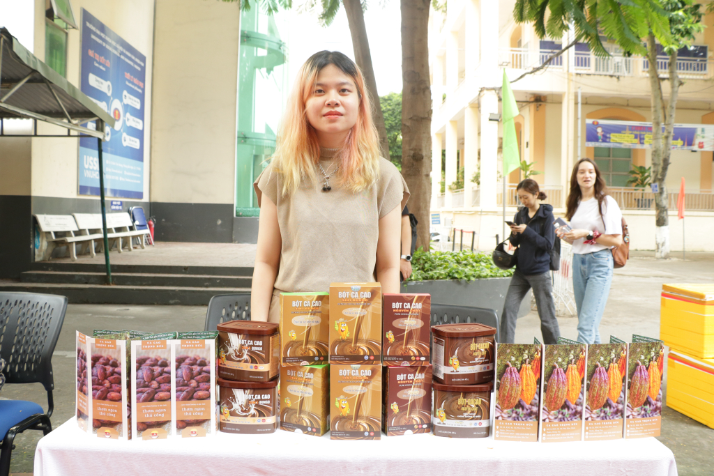 Các kệ trưng bày sản phẩm của hơn 10 doanh nghiệp tại không gian OCOP Nhân văn  - Ảnh: Lý Nguyên 