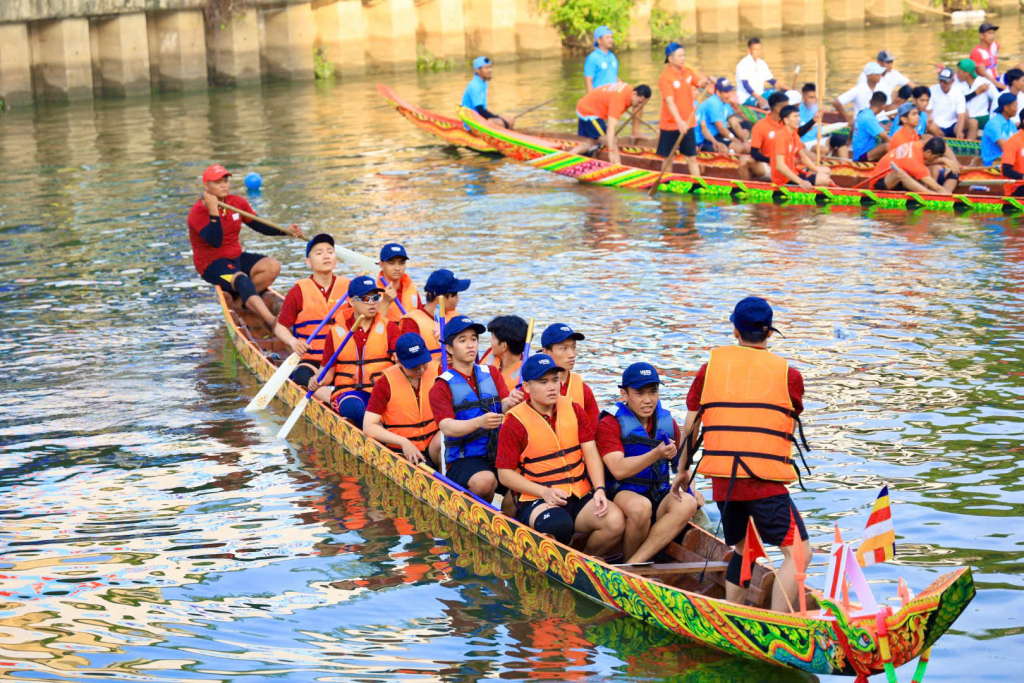 Đội đua Nhân Văn trước màn tranh tài tại Hội thi - Ảnh: Ngọc Quý