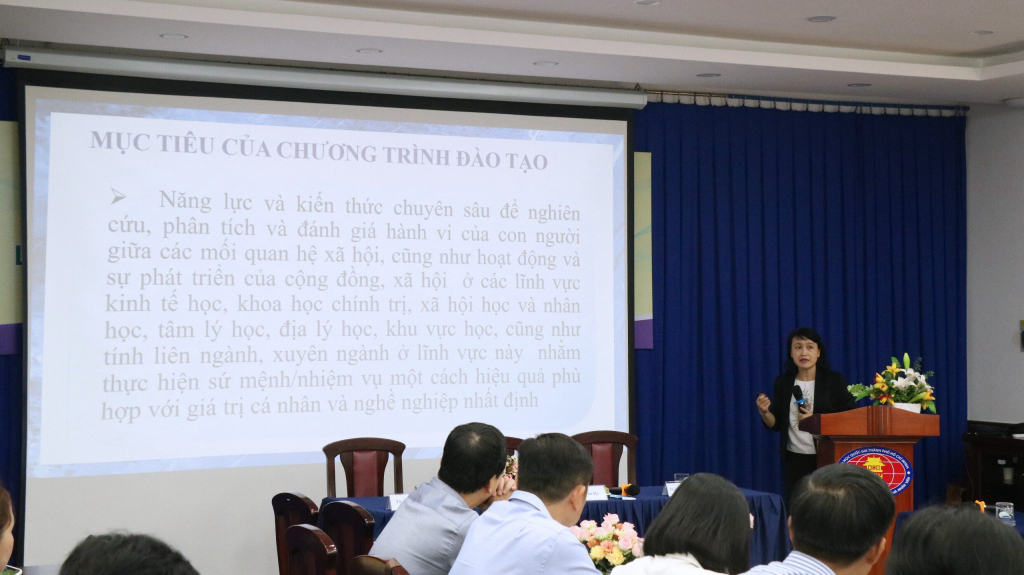 TS. Cao Thị Châu Thuỷ báo cáo nội dung dự thảo - Ảnh: Thục Trang 