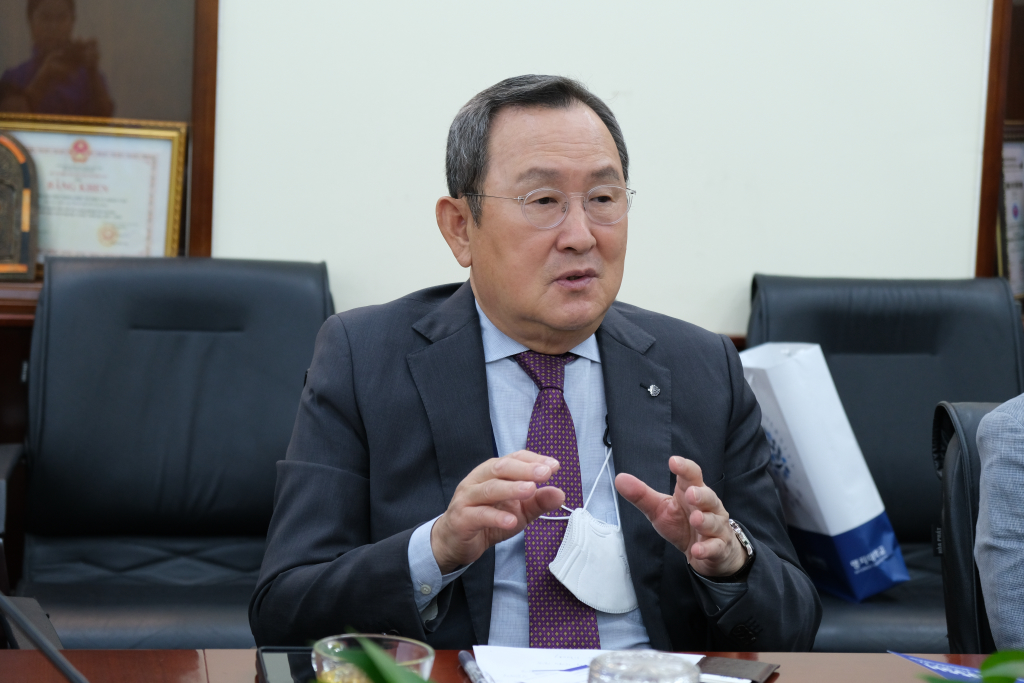  Ông You Byong-Jin đánh giá cao chất lượng đào tạo của Nhà trường - Ảnh: Hương Mỹ