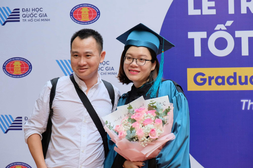 Sau phần lễ, các tân Tiến sĩ, Thạc sĩ, Cử nhân ghi lại khoảnh khắc bên gia đình, bạn bè - Ảnh: Huyền Linh