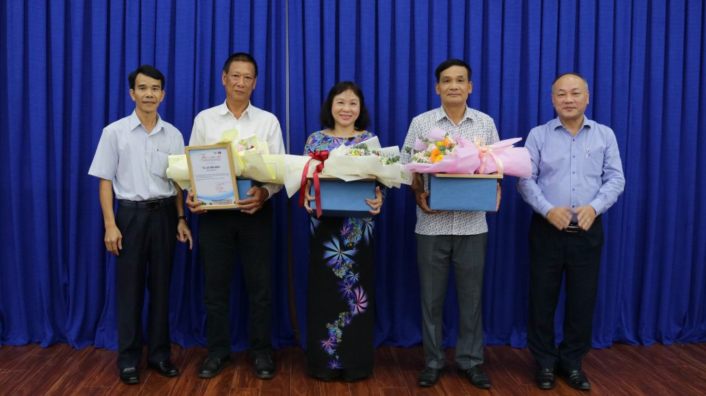 Ban lãnh đạo Nhà trường trao hoa và quà tặng cho cán bộ VC&NLĐ nghỉ hưu đợt 1 năm 2023 - Ảnh: Nhật Ánh