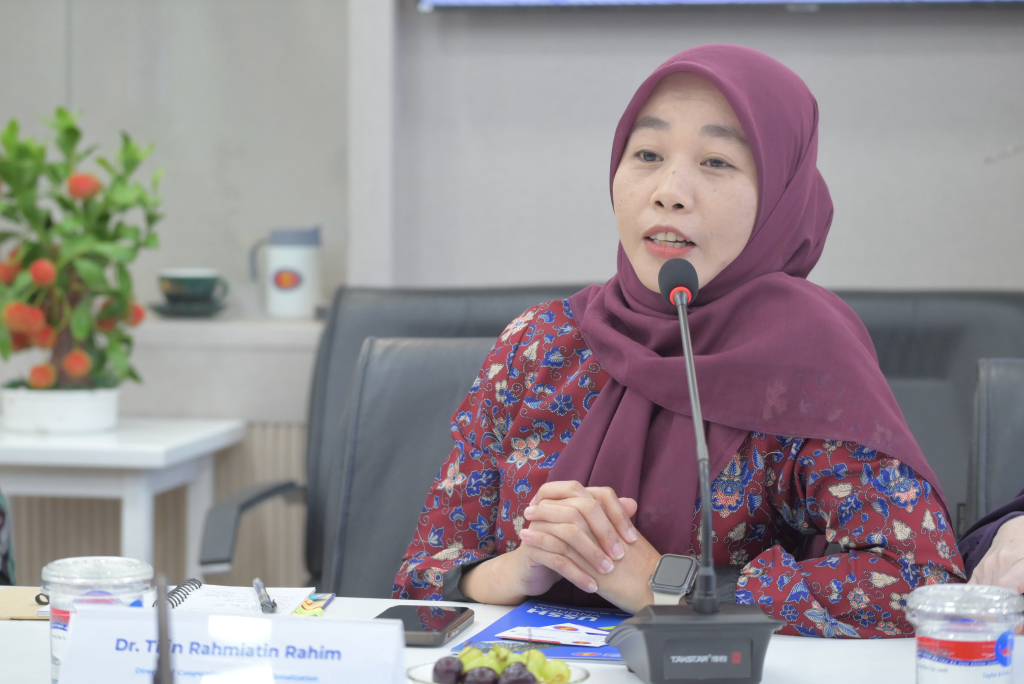 TS. Titin Rahmiatin Rahim đề xuất tặng học bổng bán phần dành cho sinh viên Nhân văn tham gia chương trình tiếng Indonesia dành cho người nước ngoài tại UMK - Ảnh: Ý NGUYỄN