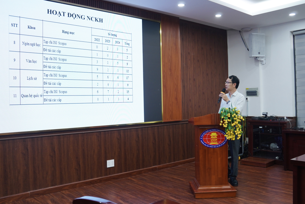 TS. Trần Văn Thắng, Phó Giám đốc Trung tâm Đào tạo và Phát triển nguồn nhân lực, trình bày chủ trương không tổ chức Bộ môn trong Khoa, đồng thời đề xuất bổ sung chức danh Trưởng ngành và Tổ trưởng Tổ chuyên ngành trong cơ cấu tổ chức - Ảnh: KHÁNH MY