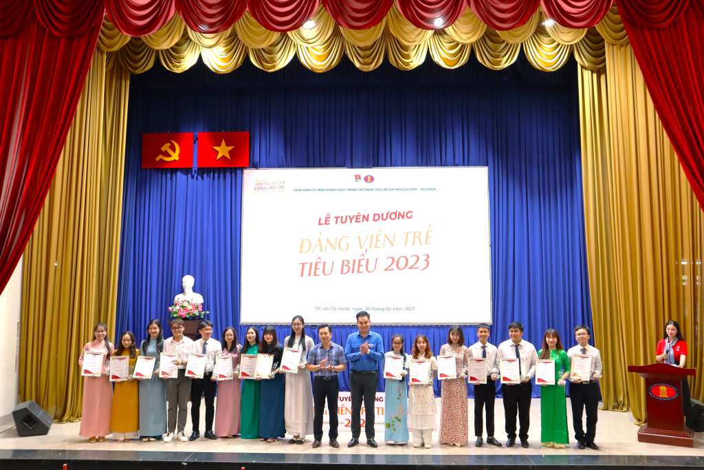 Tuyên dương 16 Đảng viên trẻ có thành tích xuất sắc năm 2023 - Ảnh: Nhật Ánh