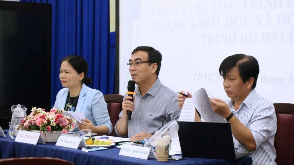 Ban Chủ tọa trao đổi, thảo luận cùng các đại diện - Ảnh: Thục Trang