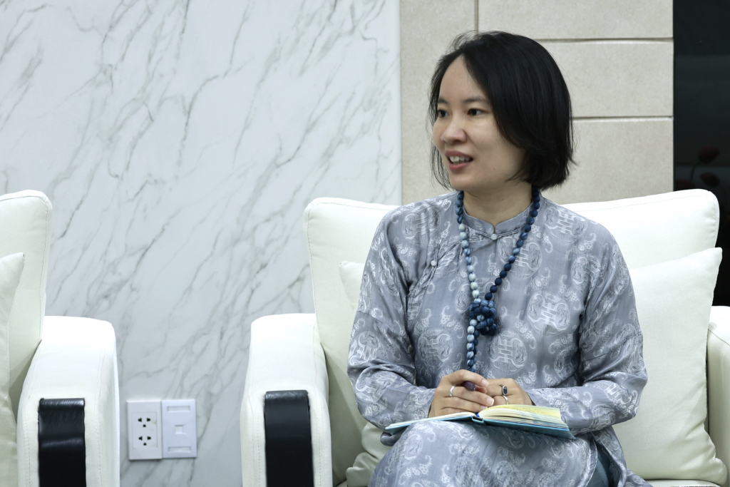 ThS. Đỗ Huyền Thanh, trình bày kế hoạch nâng cao chất lượng giảng dạy và mở rộng hợp tác quốc tế với Colombia - ẢNH: MINH KHÔI