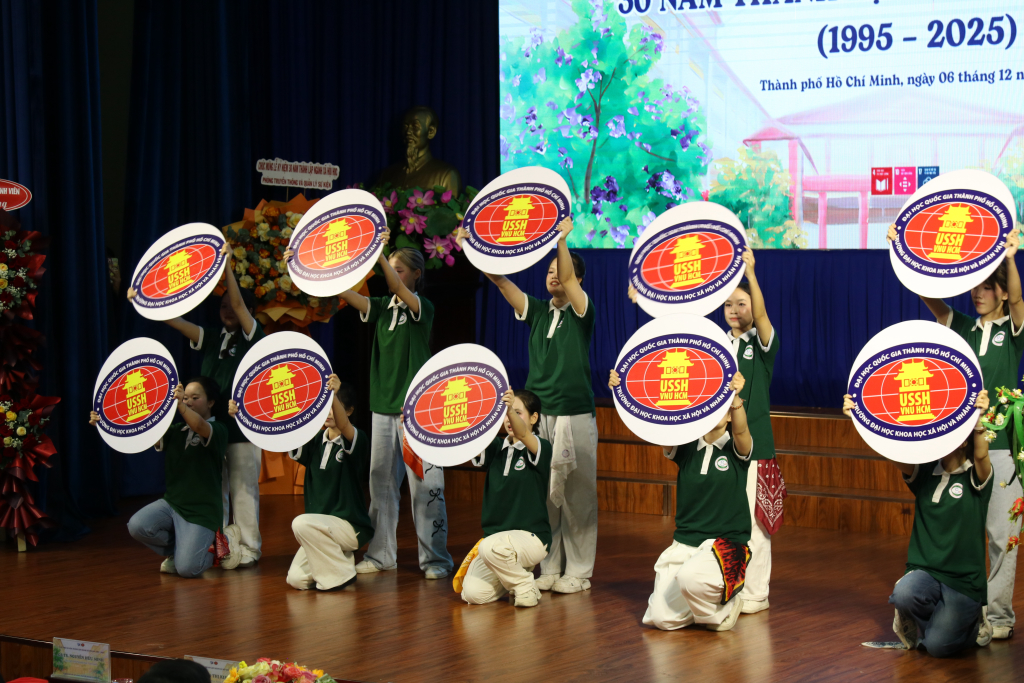 Tiết mục nghệ thuật “Chắp cánh ước mơ” tái hiện hành trình của sinh viên Ngành Xã hội học qua 3 thập kỷ - Ảnh: KHÔI NGUYÊN