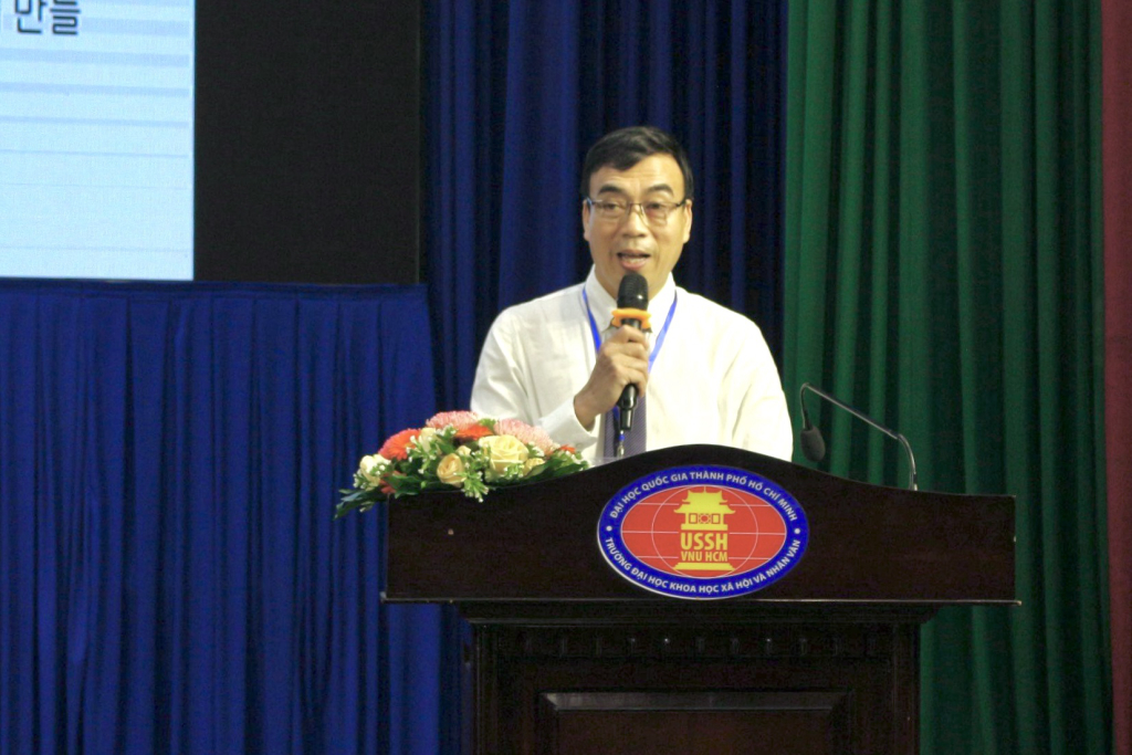 TS. Phạm Tấn Hạ nhấn mạnh tầm quan trọng trong việc giao lưu giữa Việt Nam-Hàn Quốc - Ảnh: Khoa Hàn Quốc học