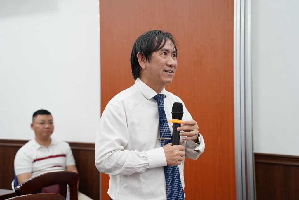 Các học giả tại Hội thảo đặt câu hỏi xoay quanh về 4 bài tham luận được trình bày - Ảnh: NHẬT VY