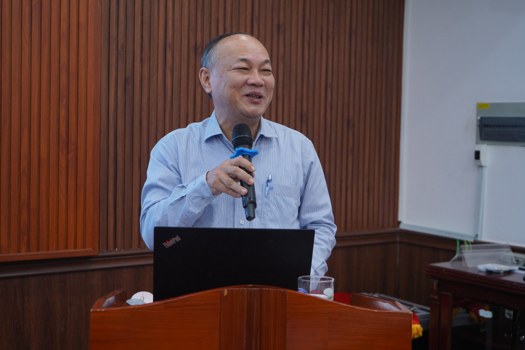 TS. Phan Thanh Định cho biết có nhiều thông tin thắc mắc về thuế thu nhập cá nhân trong Nhà trường - Ảnh: Phạm Trí