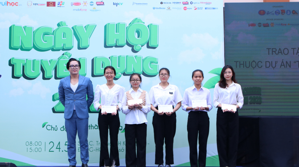  5 sinh viên có thành tích tốt được trao học bổng - Ảnh: Thu Hương 