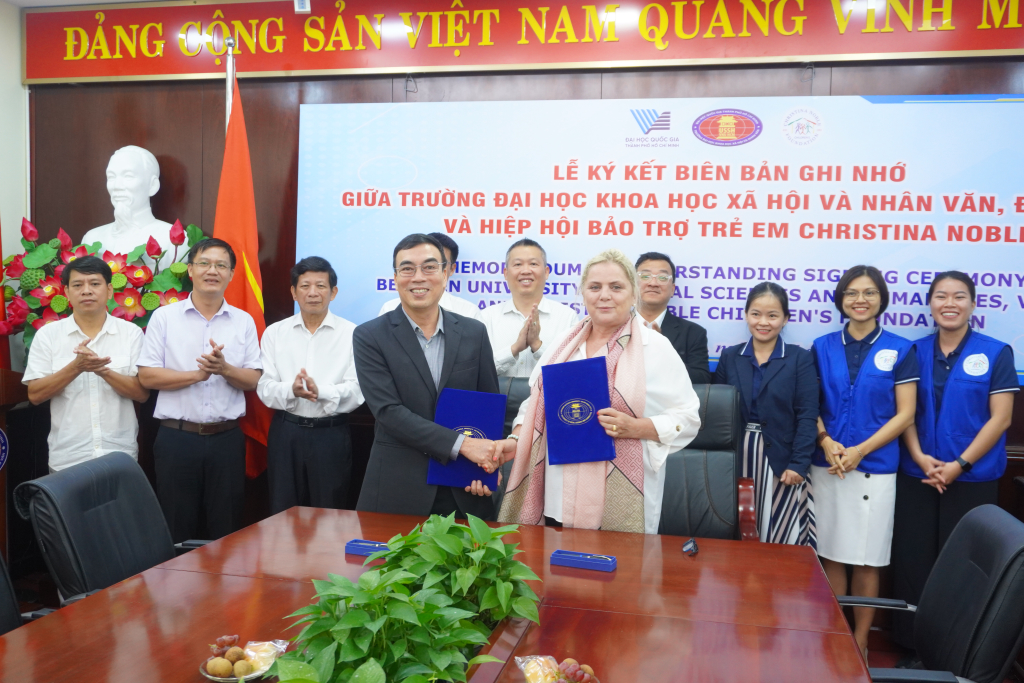 T.S Phạm Tấn Hạ và bà Helenita Noble cùng ký kết Biên bản ghi nhớ - Ảnh: Ngọc Bích