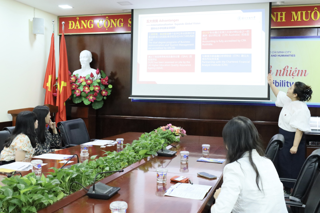 Đại diện phía Đại học Tài chính và Kinh tế Đông Bắc trình bày sơ lược về thông tin của Trường - Ảnh: Thu Hương