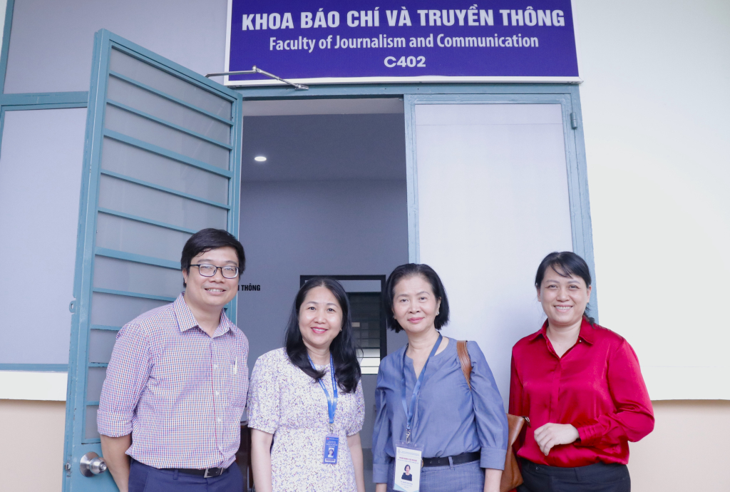 Đoàn đánh giá đến khảo sát và làm việc với các đại diện khoa Báo chí và Truyền thông - Ảnh: Thanh Bình