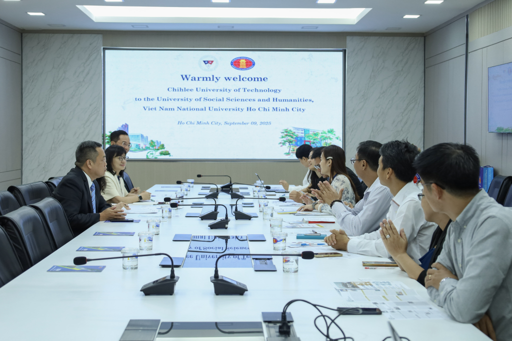 Hai đơn vị trao đổi về những tiềm năng hợp tác trong đào tạo, nghiên cứu và giao lưu văn hóa - Ảnh: QUỲNH NHƯ
