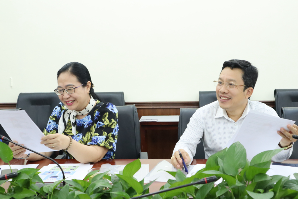 TS. Lê Thị Ngọc Điệp và TS. Lê Hoàng Dũng đánh giá các tác phẩm trong Vòng Chung khảo - Ảnh: Nhật Ánh