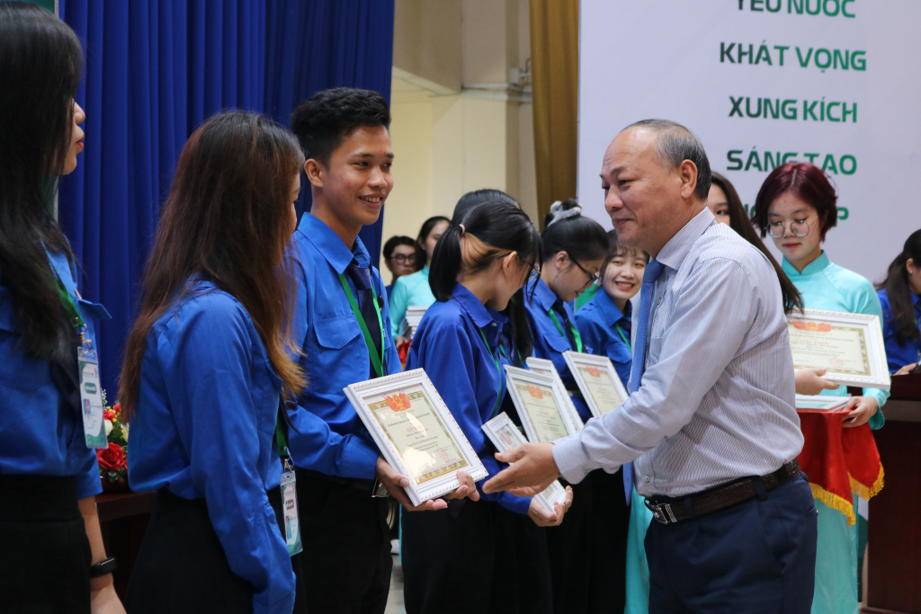 TS. Phan Thanh Định tặng giấy khen cho cá nhân có nhiều nỗ lực trong nhiệm kì qua - Ảnh: Tuyết Hồng