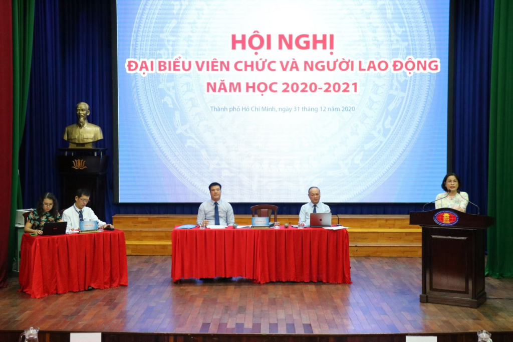 Đoàn chủ tịch gồm PGS.TS Ngô Thị Phương Lan - Phó Bí thư Đảng ủy, Hiệu trưởng; TS. Phan Thanh Định - Phó Bí thư Đảng ủy, phó Hiệu trưởng; TS. Lưu Văn Quyết - Chủ tịch Công đoàn Trường. Ảnh: Trần Đào