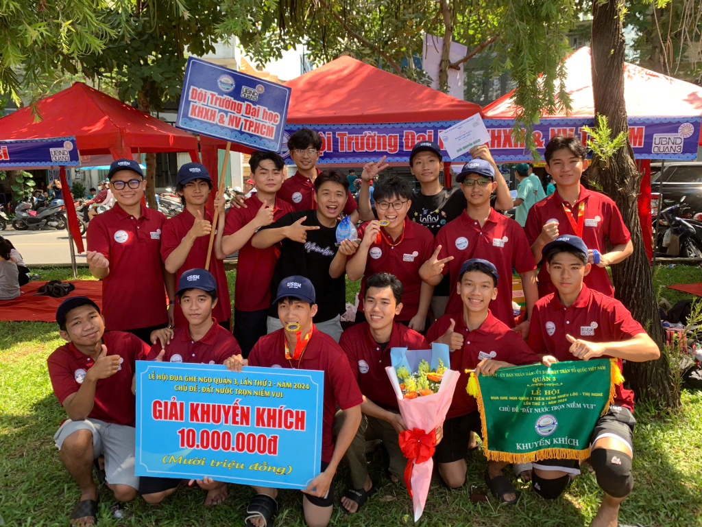 Gác lại những khó khăn, sự say mê và quyết tâm cao độ đã giúp đội thi trường Nhân Văn hoàn thành tốt màn tranh tài và mang về giải Khuyến Khích - Ảnh: NVCC