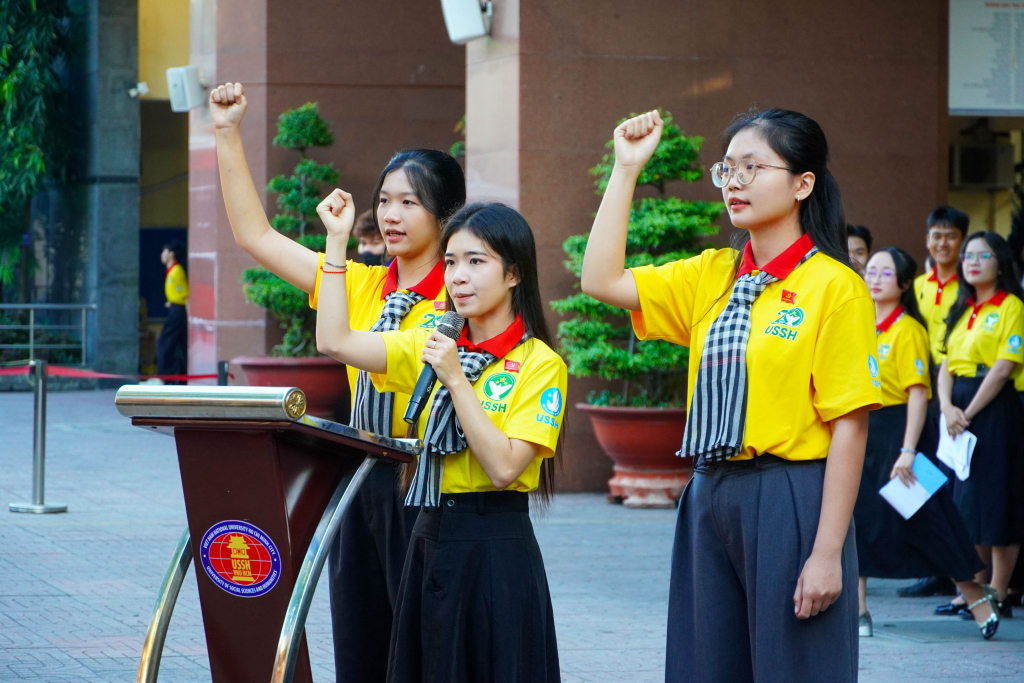Khoảnh khắc trang nghiêm các đồng chí vinh dự tuyên thệ, chính thức đứng vào hàng ngũ của Đảng Cộng sản Việt Nam. - ẢNH: HUY MAI