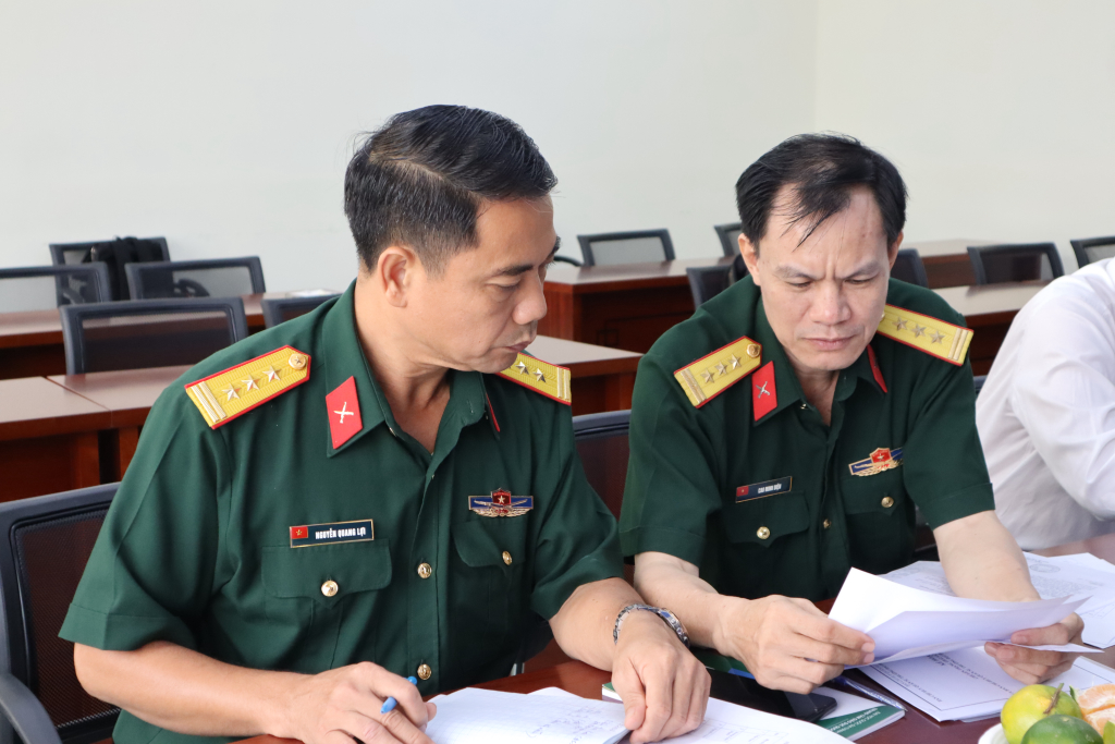 Đoàn kiểm tra xem xét báo cáo của Ban Chỉ huy Quân sự Trường - Ảnh: Nhật Ánh