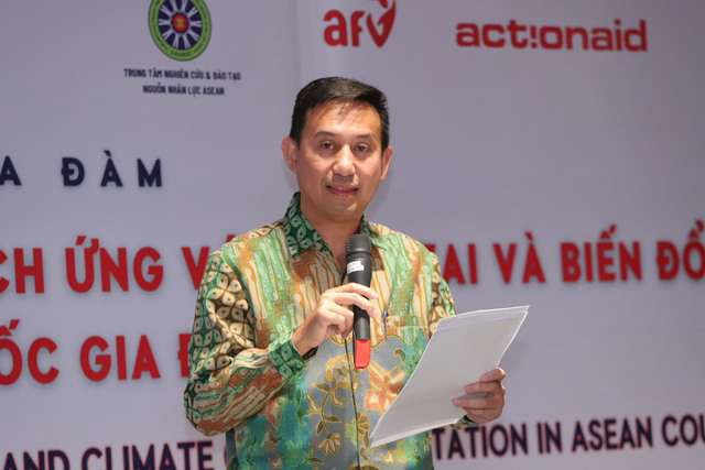 Mr. Agustaviano Sofjan, Consul General of Indonesia in Ho Chi Minh City giving his speech at the seminar