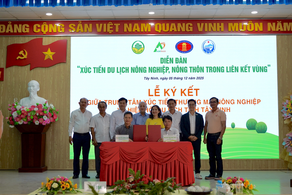 Lễ ký kết giữa Trung tâm Xúc tiến thương mại nông nghiệp, Hiệp hội du lịch ĐBSCL và Hiệp hội du lịch tỉnh Tây Ninh - Ảnh: KHÁNH MY