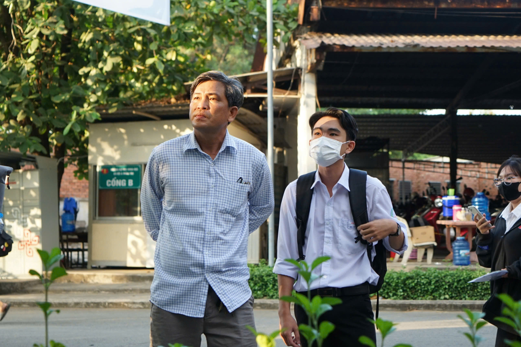 Phụ huynh cùng học sinh đến điểm thi sớm để chuẩn bị cho buổi thi - Ảnh: PHẠM TRÍ