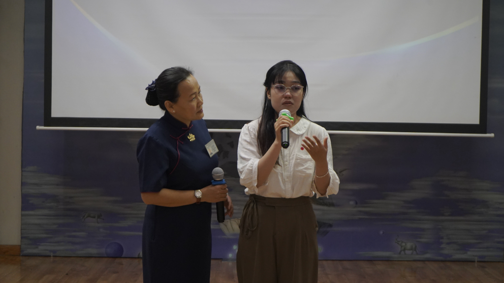 Bạn Anh Thư bật khóc khi phát biểu tại buổi trao học bổng - Ảnh: Phạm Trí