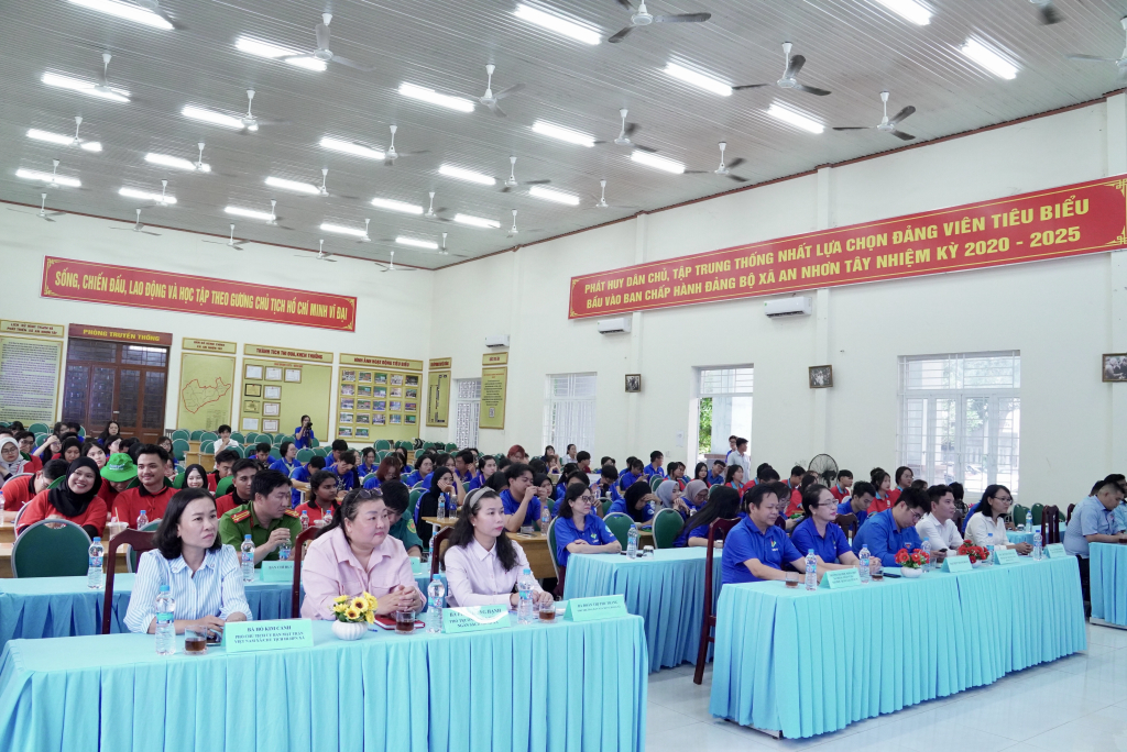 Buổi lễ có sự tham gia của đại diện các đơn vị và 74 tình nguyện viên - Ảnh: CẨM TÚ