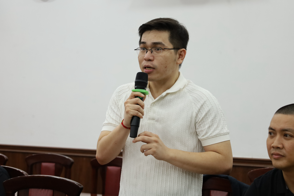 Ông Nguyễn Xuân Đăng Khoa đưa ra những nhận xét về dự án mà đội thi Trường ĐH KHXH&NV, ĐHQG-HCM mang đến cuộc thi - Ảnh: QUỲNH NHƯ