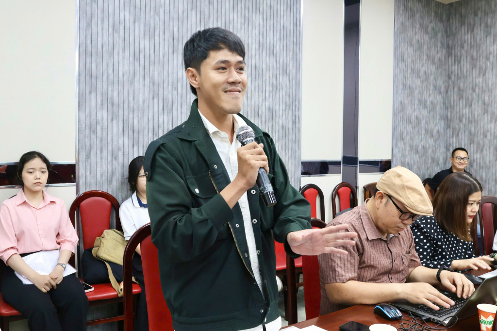 Các lãnh đạo, giảng viên và nghiên cứu sinh tham dự buổi tọa đàm đóng góp ý kiến - ẢNH: NHẬT VY