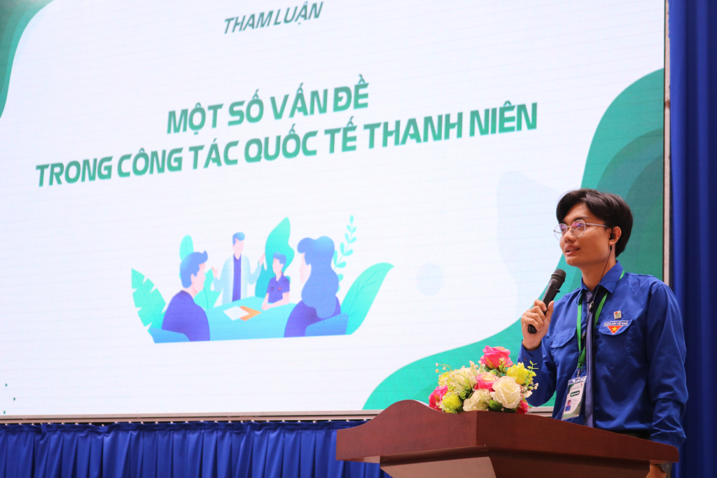 Đ/c Lý Tuấn Anh trình bày tham luận “Một số vấn đề mới trong công tác quốc tế thanh niên” - Ảnh: Tuyết Hồng