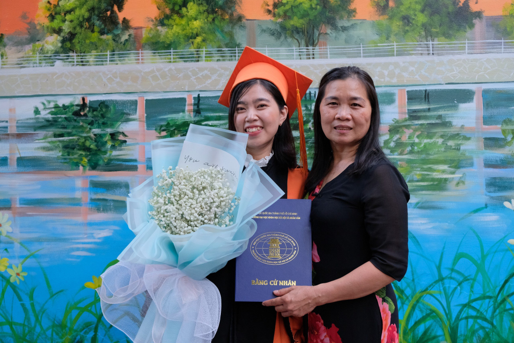 Sau phần lễ, các tân Tiến sĩ, Thạc sĩ, Cử nhân ghi lại khoảnh khắc bên gia đình, bạn bè - Ảnh: Huyền Linh